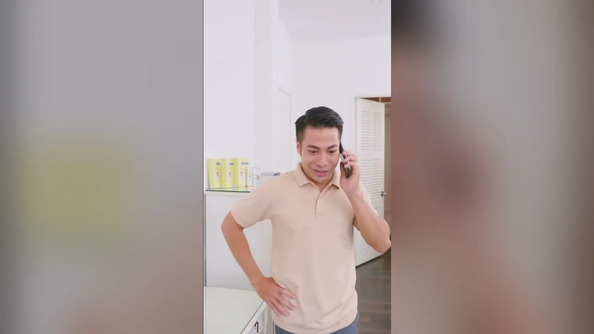 Ông bố vừa nghe điện thoại vừa chăm con trong video MOKA