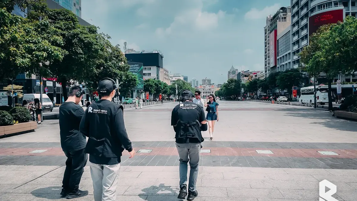 Right Media 团队在胡志明市步行街拍摄了 Levalens 的发布视频。