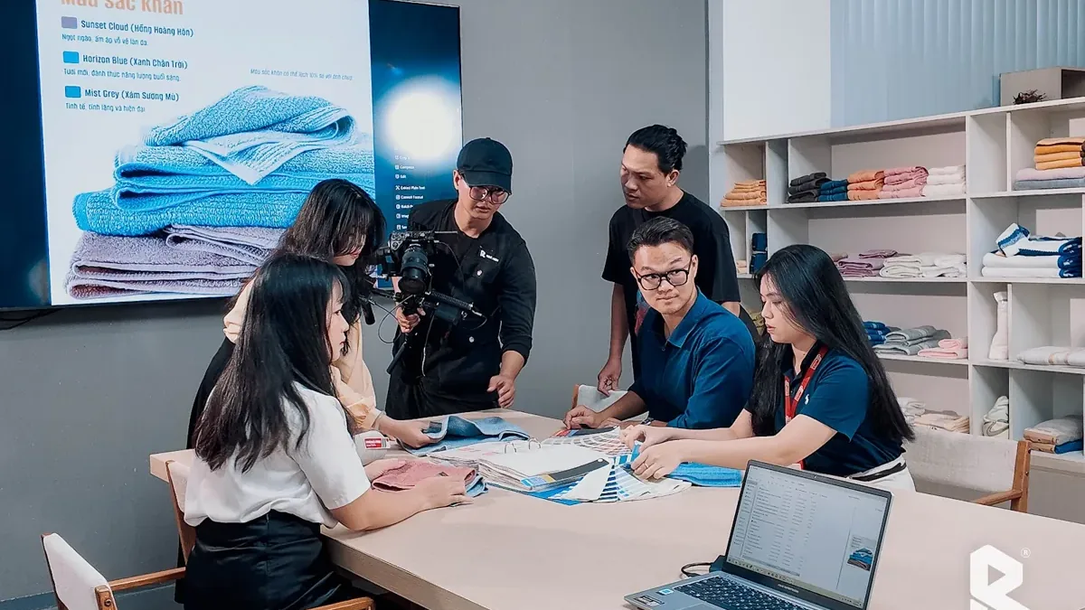 Quay cảnh đội ngũ Phong Phú trao đổi về mẫu khăn tại showroom