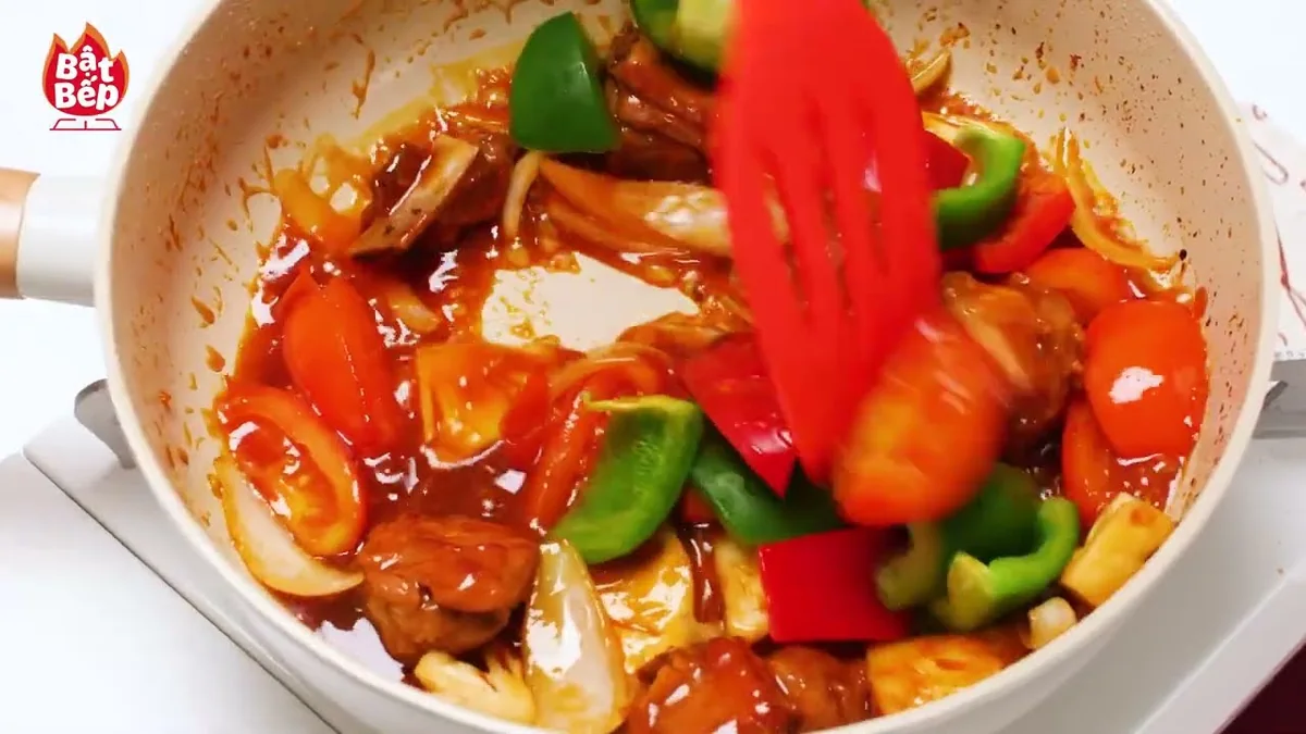 Video sản phẩm F&B Bật Bếp: đảo món xào chua ngọt trong chảo